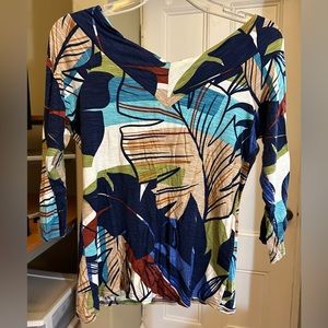 Women’s floral pattern, three-quarter sleeve, V-neck T-shirt.